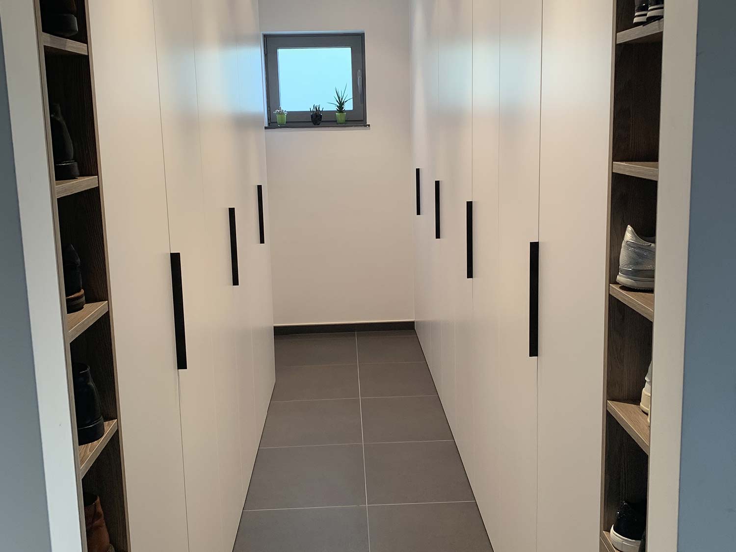 Walk-in dressing op maat met kasten aan beide zijden
